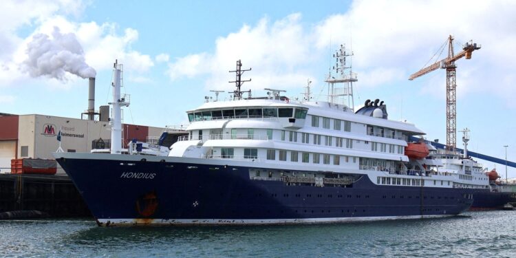 Capitão de navio com surto de hantavírus deixa a embarcação