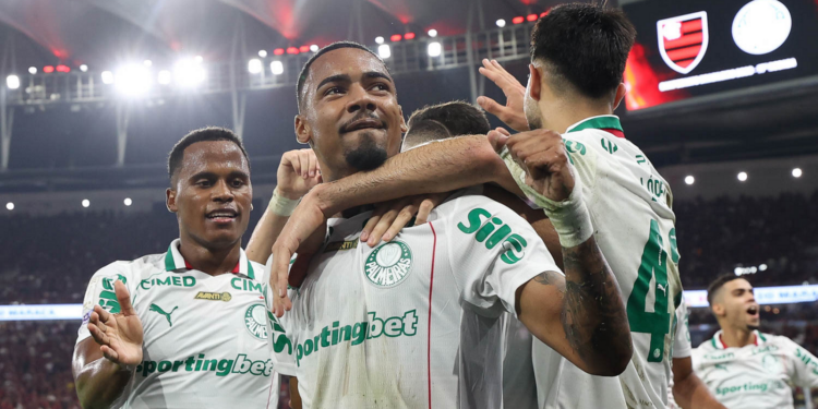 Palmeiras derrota Fla e amplia vantagem na liderança do Brasileiro