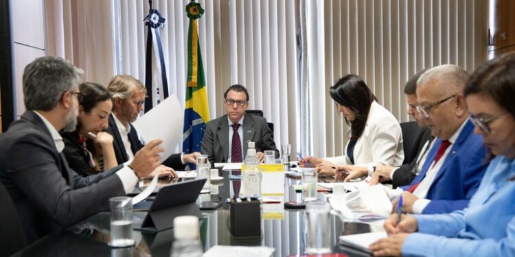 MTE debate fim da escala 6×1 com LATAM — Ministério do Trabalho e Emprego