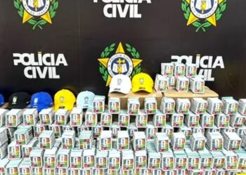 RJ: Polícia apreende mais de 200 mil figurinhas falsificadas da Copa