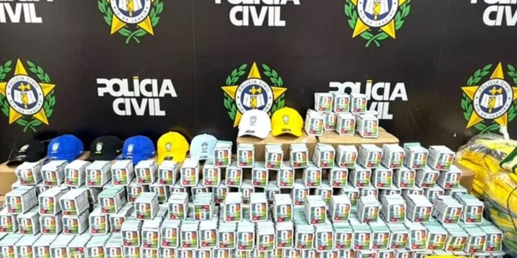 RJ: Polícia apreende mais de 200 mil figurinhas falsificadas da Copa