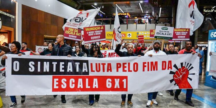 Manifestação no Aeroporto de Guarulhos pede fim da escala 6×1
