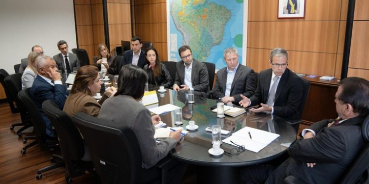 Ministro Luiz Marinho recebe representantes das empresas aéreas — Ministério do Trabalho e Emprego