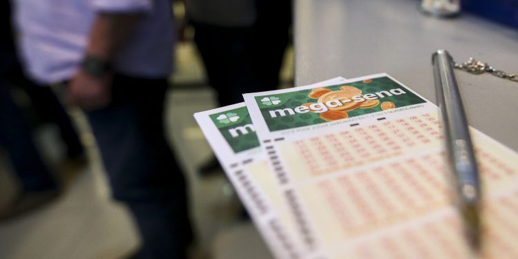 Mega-Sena acumula e prêmio principal vai para R$ 32 milhões