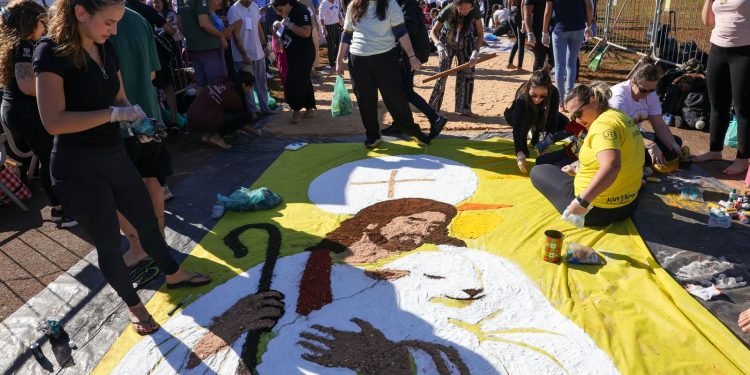 Jovens no DF se unem por tapetes de Corpus Christi e “jejum” de telas